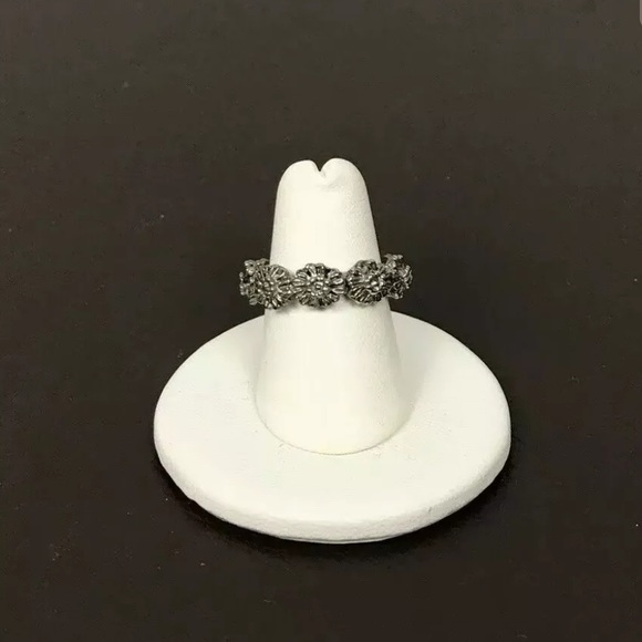 Silver Floral Eternity Ring Stamped Size 7. - Picture 2 of 7